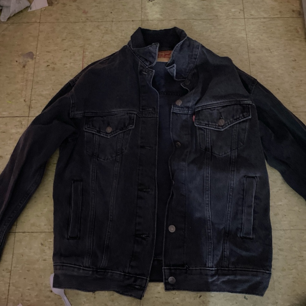 Levi black xtra small but runs like large